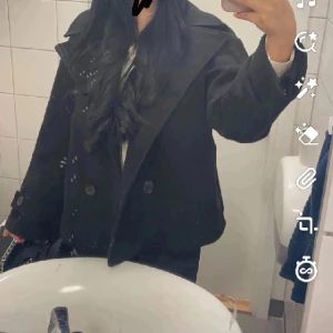 Design by si kappa - Säljer min designbysi kappa jag har använt i cirka 1 år! Inga hål eller skador. Den är dock nopprig! Jag som är S använder denna jacka eftersom jag gillar när den är lite oversize. Köpt för 757 kr och säljer för 550 kr! 