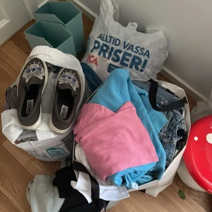 Massa kläder - Girl ya. Jag har ass mycket kläder jag inte vill ha längre osv. Vill få sålt de😭 så ig om man letar efter något kan man fråga om det. Eller så kan man få en box full av alla kläder👍😭