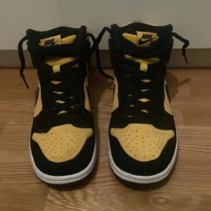 SB DUNK HIGH PRO  - Storlek 41 använda 1 gång för test. Köpta för 3000 kr. Sko boxen kommer med. Kan byta. 