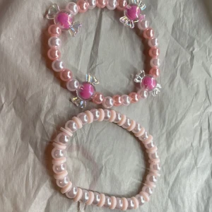 2 armband 🍬💓 - 2 stycken Egengjort armband💙tråden är  stretchig så det passar dom flesta 💙