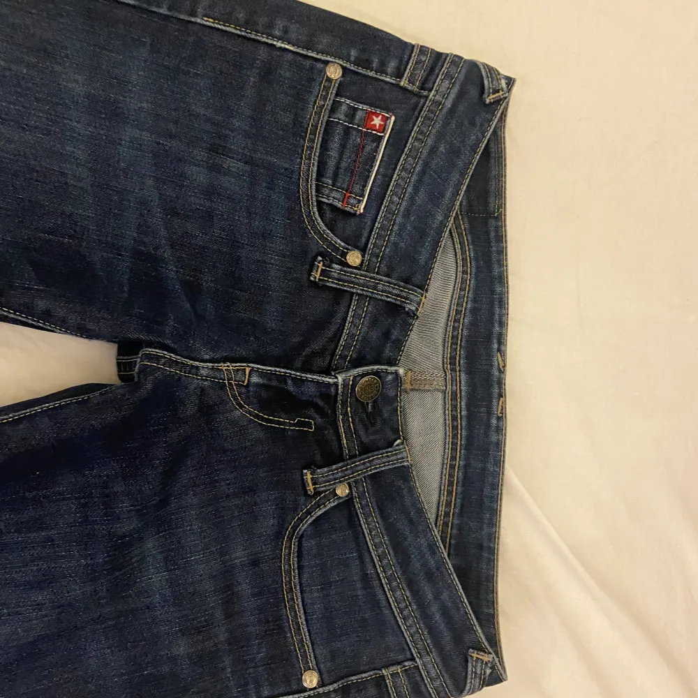 Lågmidjade jeans i nyskick  Står ingen storlek men skulle säga xs❤️ Midjemått: 36 cm Innebenslängd: 78 cm. Jeans & Byxor.