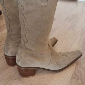 Cowboy boots - Såå snygga Björn Borg cowboy boots i storlek 41 (smala) som är riktigt trendiga just nu! Bootsen är i bra skick och passar perfekt nu till våren och sommaren! Äkta mocka (läder)💓