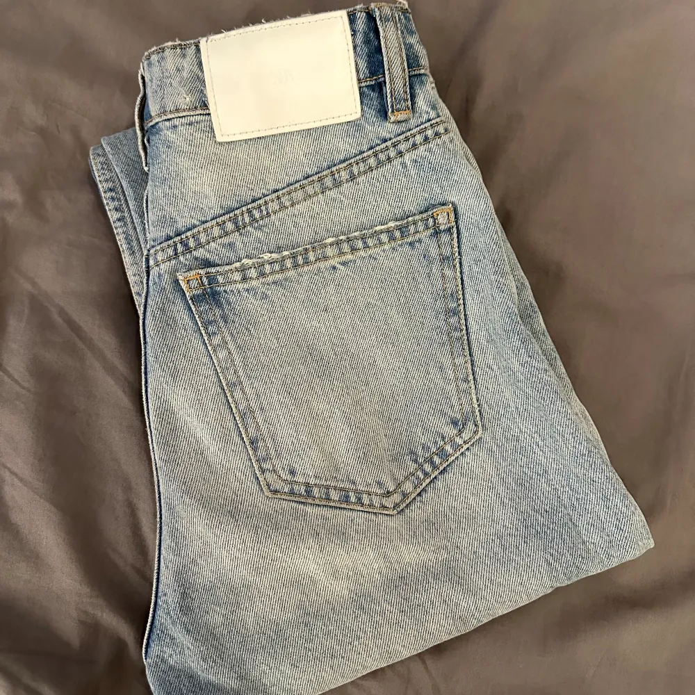 Så fina jeans från zara som tyvärr har blivit för små. Dom är mid waist  och avklippta nertill vilket dom också var när jag köpte dom. Annvända men ser ut som nya🫶🏼🫶🏼. Jeans & Byxor.
