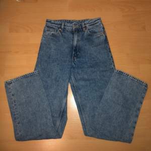 Raka jeans ifrån Monki i storlek 24 I bra skick   För mer info eller bilder på, kontakta mig 🤗