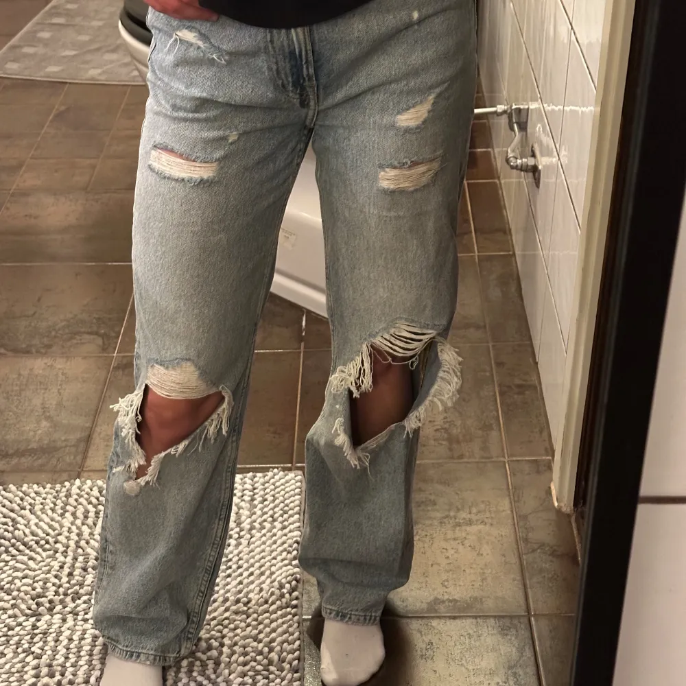 Supersnygga slitna raka jeans. Använda men absolut inget som syns. Jag är 160cm och dom passar mig perfekt i längden❤️. Jeans & Byxor.
