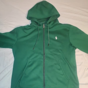 Ralph Lauren Zip - Säljer en grön Ralph Lauren Zip hoddie i storlek M för att den inte används. Den är i mycket fint skicka och har bara använts ett fåtal gånger. Skriv om ni har några frågor eller om priset vill diskuteras