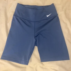 Nike biker shorts - Blåa biker shorts från Nike, knappt använda. Har små fickor för nyckel eller telefon. Superskönt och high waisted. Gott skick.