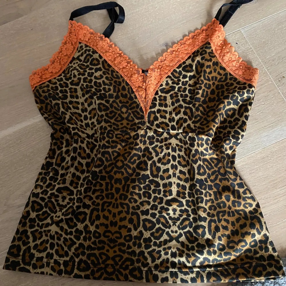  Leopard linne med spets jättebra kvalitet vet inte märket är köpt second hand  Använd gärna köp nu💕. Toppar.
