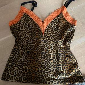  Leopard linne med spets jättebra kvalitet vet inte märket är köpt second hand  Använd gärna köp nu💕
