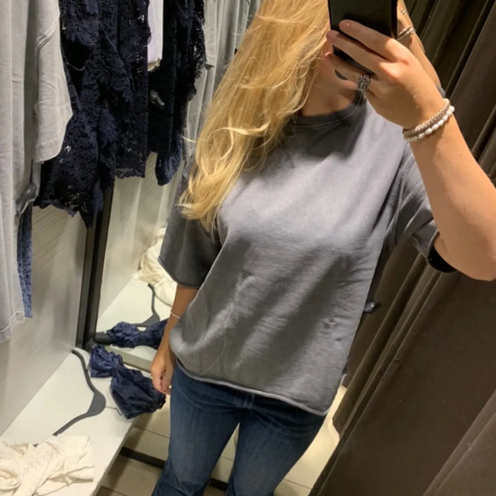 Supersnygg oversized t-shirt i washed grå färg🤩. T-shirts.