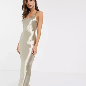 Balklänning - Så himla fin långklänning i guld med djup rygg😻helt perfekt för balen!!💖 köpt här på Plick men säljer då den tyvärr inte passade😢pris kan diskuteras vid snabb affär🤩