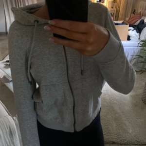 Zip up hoodie - Grå zip up hoodie från Only. Knappt använd och i fint skick!💗