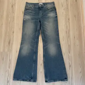 Bootcut jeans i en fin jenasfärg, köpte från zara. Storlek 40. Använda men ingen skador eller slitage.