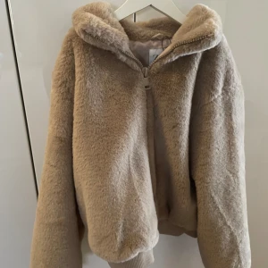 Pälsjacka - Från Zara. Är storlek 152 vilket jag är med den sitter lite lite stort på mig men det funkar för mig att ha den. Kom privat för fler bilder. Vet inte ordinarie pris men tror 400+ kr är villig att sänka pris