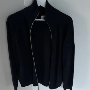 Jack N Jones stickad kofta  - 10/10 skick, aldrig använd fin tröja storlek L. Ny pris 699kr