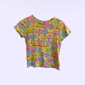 mönstrad t-shirt  - jättefin baby tee från indiska köpt secondhand. aldrig använd🩷🧘🏽‍♀️