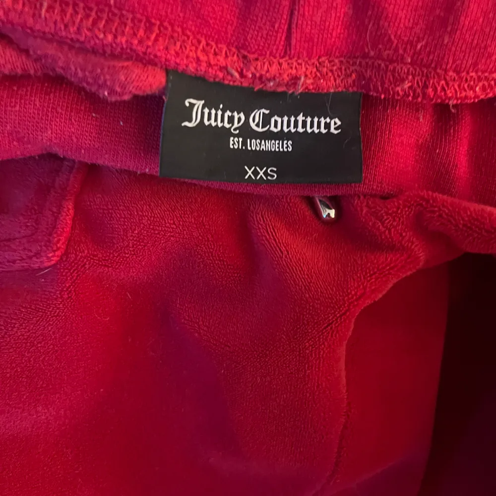 Rött Juicy couture set i bra skick, knappt använda, säljer för att de inte används. Skriv gärna om du har frågor💕 . Jeans & Byxor.