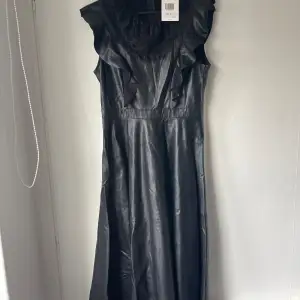 Skinn klänning med spets från Zara som aldrig är använd, storlek L