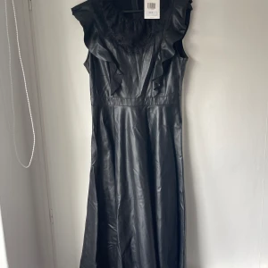 Skinn klänning med spets  - Skinn klänning med spets från Zara som aldrig är använd, storlek L