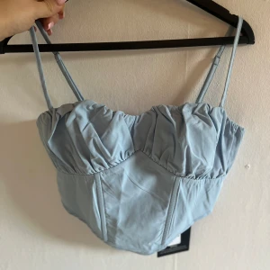 Topp - Från plt aldrig använd för liten för mig. Passar en xs med små bröst eller xxs den är tajt