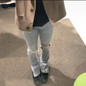 Zara jeans - gråa jeans med slits och hål på knäna