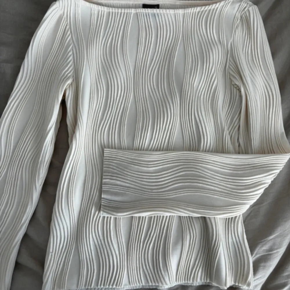 Säljer denna fina tröja från Gina tricot då den inte kommer till användning. Använd fåtal gånger❣️!OBS! Tröjan är beigare i verkligheten. Tröjor & Koftor.