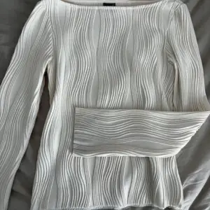 Säljer denna fina tröja från Gina tricot då den inte kommer till användning. Använd fåtal gånger❣️!OBS! Tröjan är beigare i verkligheten