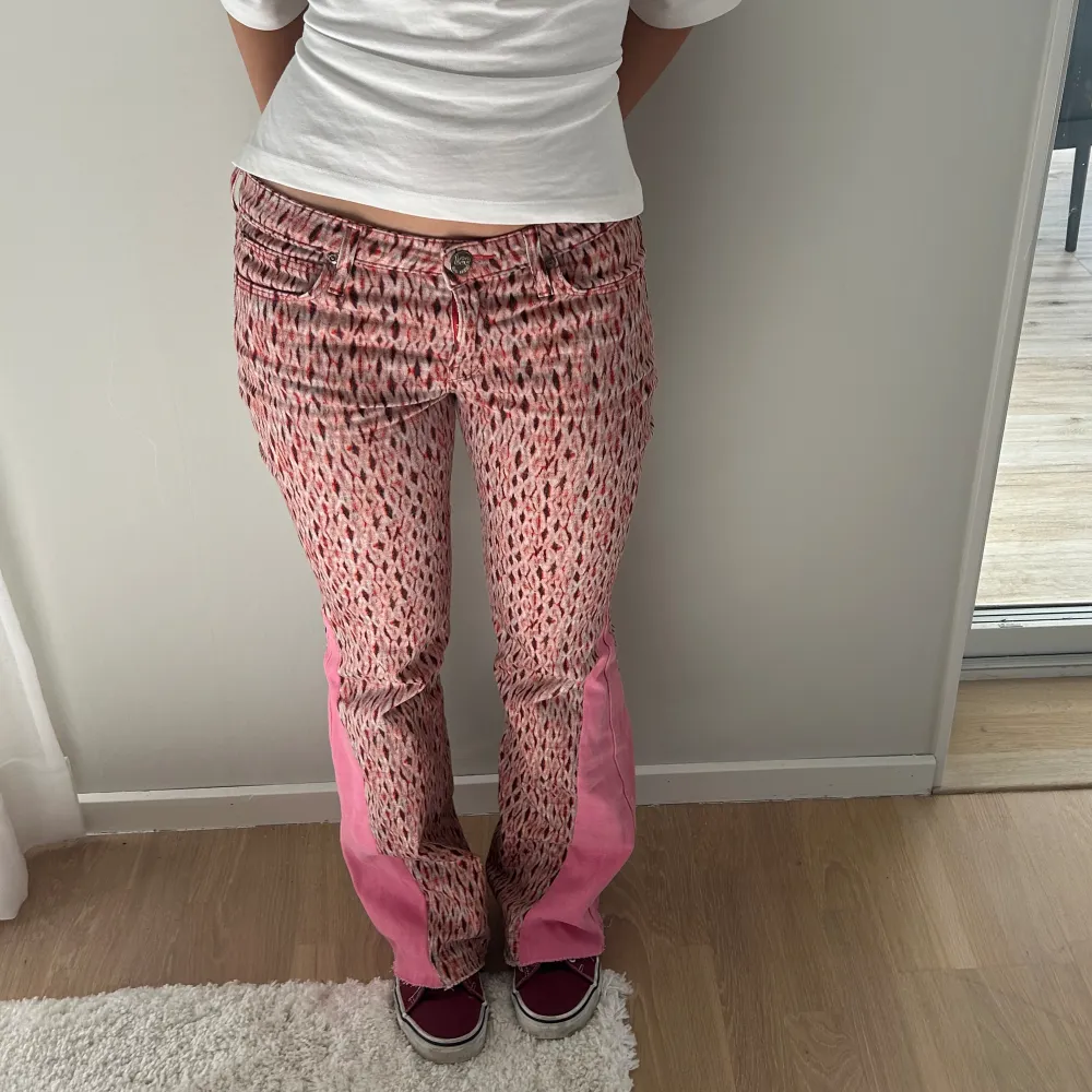 Rödrosa Lee jeans med rosa kil. Storlek: S, Midjemått: 38 cm innerbenslängd: 79 cm.  Modellen på bilden: 160 cm. Jeans & Byxor.