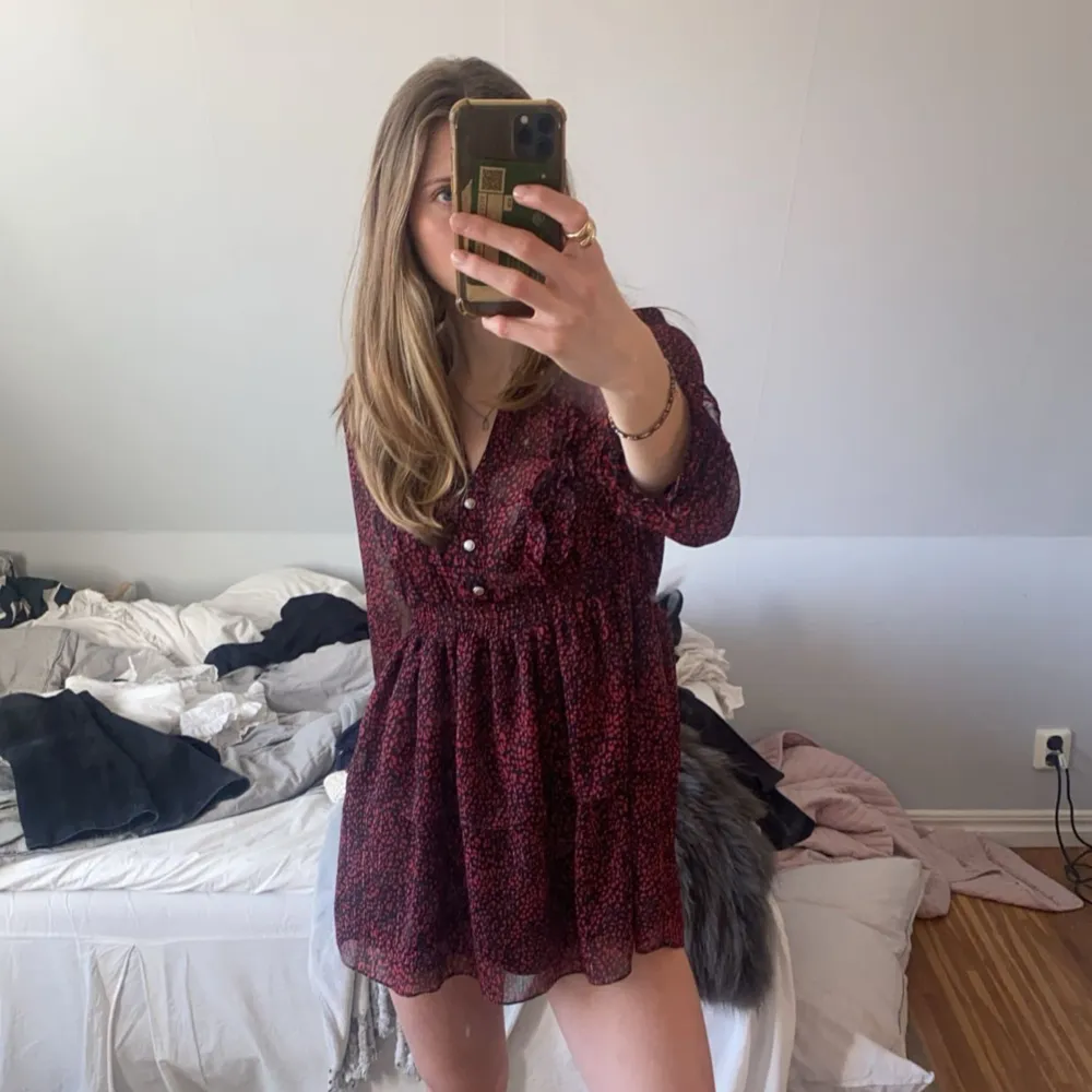 Så snygg zara klänning med långa armar och i väldigt bra skick, knappt använd! 🤗matrialet på ärmarna är väldigt tunt, perfekt för sommaren💞skriv vid fler frågor . Mekot.
