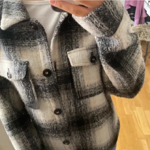 Only kappa - Säljer min kappa ifrån Only. Köpt för ungefär 800 kr, men säljer för 350 kr! Den är väl omhändertagen och kan användas som vår- eller höstjacka. Köparen står för frakten❣️