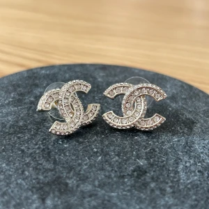 Örhänge chanel  - Jättesöta små örhängen i strass från chanel (EJ äkta dock) Har aldrig använt dom då jag fick ett par andra liknande 