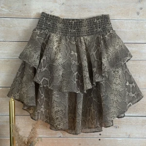 Volangkjol  - Säljer nu min "orm" mönstrande volangkjol ifrån Gina Tricot, perfekt nu tills i sommar🌸 