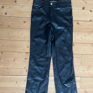 Skinnbyxor från zara  - Medel/låga i midjan. Köpte fel storlek, snöfria använda. 