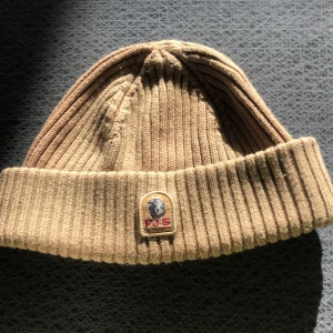 Helt ny parajumper mössa  - Finns det nått intresse skriv till mig pris ej hugget i sten 