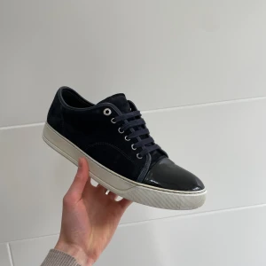 Lanvin skor  - Hej! Säljer nu dessa super populära mörkblåa Lanvin skor. Skorna är i toppskick 9/10. Med skorna medföljer dustbag 