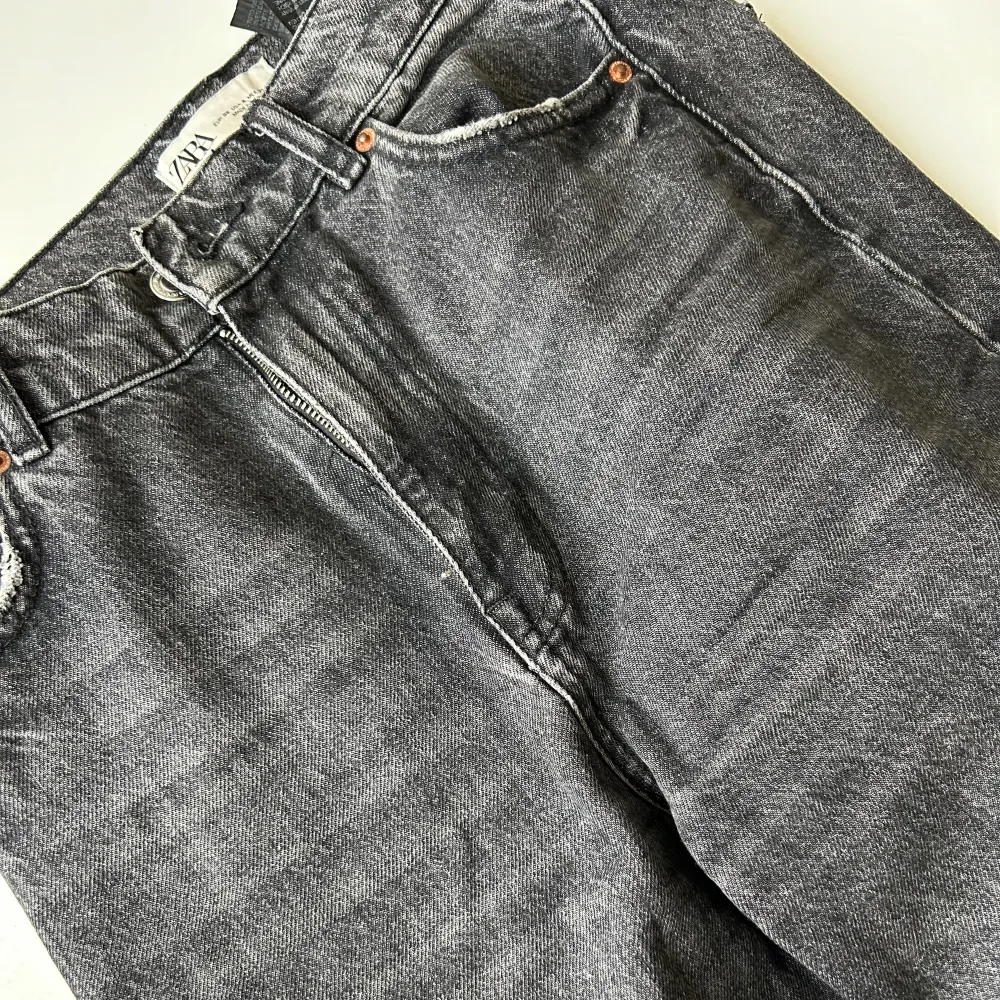 Jeans från Zara, gråa/ uttvättad svart. Jeans & Byxor.