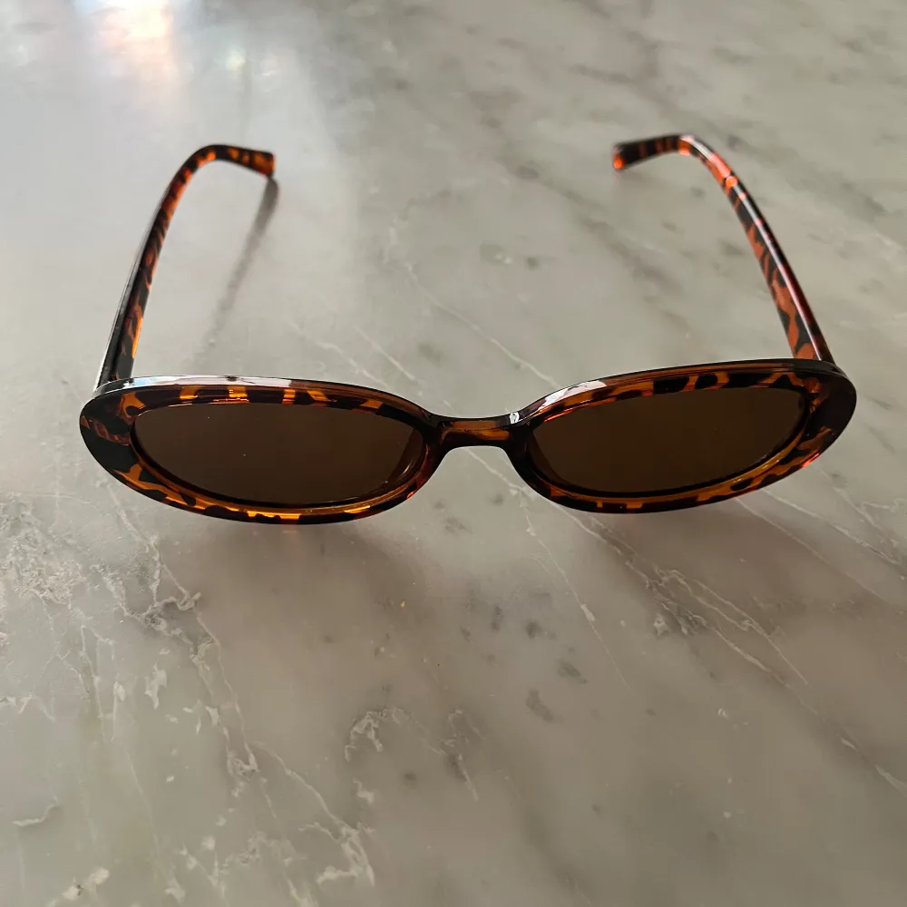 Jättefina solglasögon som liknar de populära från corlineyewear. . Accessoarer.