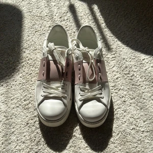 Valentino Sneakers - Valentinosneakers från 2021, i princip helt oanvända som man ser på sulan. Storlek 38 men passar en 39 också. Nypris 7000.