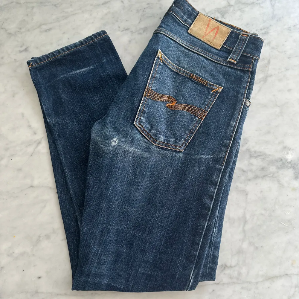 Ett par riktigt riktigt schyssta jeans från Nudie. Sköna slitningar . Fint skick. nypris 1600kr, köp för endast 350kr.  Fast pris gäller🤝. Jeans & Byxor.