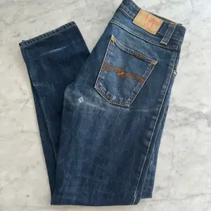Ett par riktigt riktigt schyssta jeans från Nudie. Sköna slitningar . Fint skick. nypris 1600kr, köp för endast 350kr.  Fast pris gäller🤝