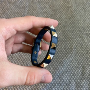 Valentino armband - Säljer nu mitt fräscha mörkblåa valentino armband. Armbandet är i ok skick 6/10, har tappat lite guldfärg vid spännet samt lädert har blivit slitet (bild 4). Storlek är justerbar. Självklart autentisk. Hör gärna av dig vid frågor eller fler bilder👊🏽😁