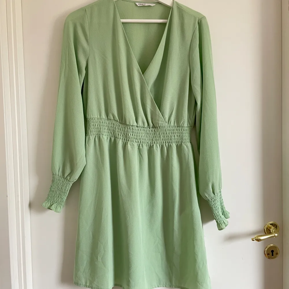 Grön klänning från Only💚 Använd en gång på en skolavslutning så i fint skick🥰 Storlek S💞. Klänningar.