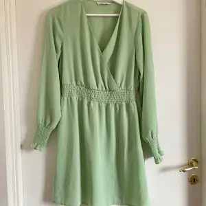 Grön klänning från Only💚 Använd en gång på en skolavslutning så i fint skick🥰 Storlek S💞