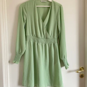 Grön Only klänning - Grön klänning från Only💚 Använd en gång på en skolavslutning så i fint skick🥰 Storlek S💞