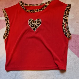 Leopard crop top - Storlek S men passar även M då den är stretching. Tror den är köpt från Aliexpress men osäker