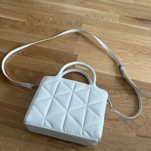 HM väska säljes!  - Använda en gång, H&M väska i vit. 