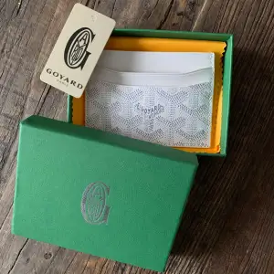 Säljer denna sprillans nya korthållare/plånbök. Box 📦samt tag följer med. ( Fraktas samma dag som beställning görs 🚚)vid frågor är det bara att höra av sig.💛