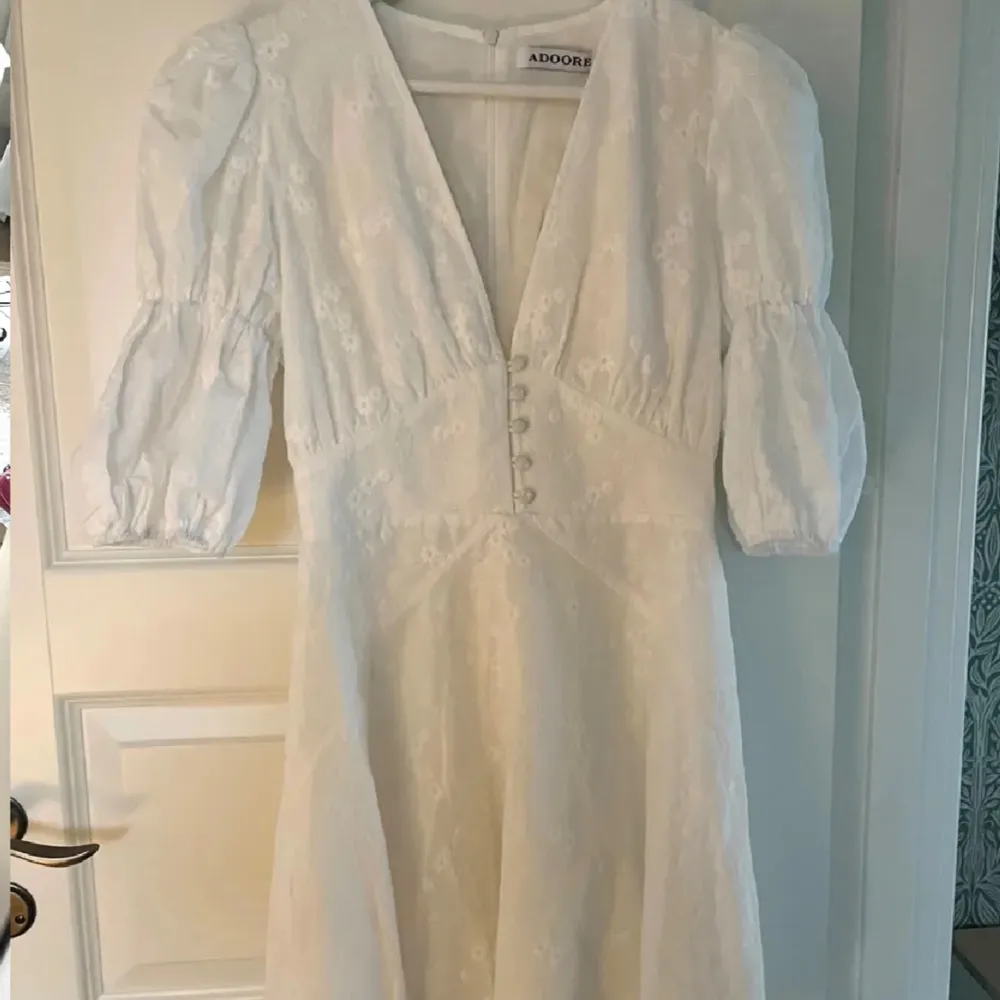 Supersöt vit klänning fårn adoore som passar perfekt till studenten! Helt slutsåld på hemsidan.. Klänningar.