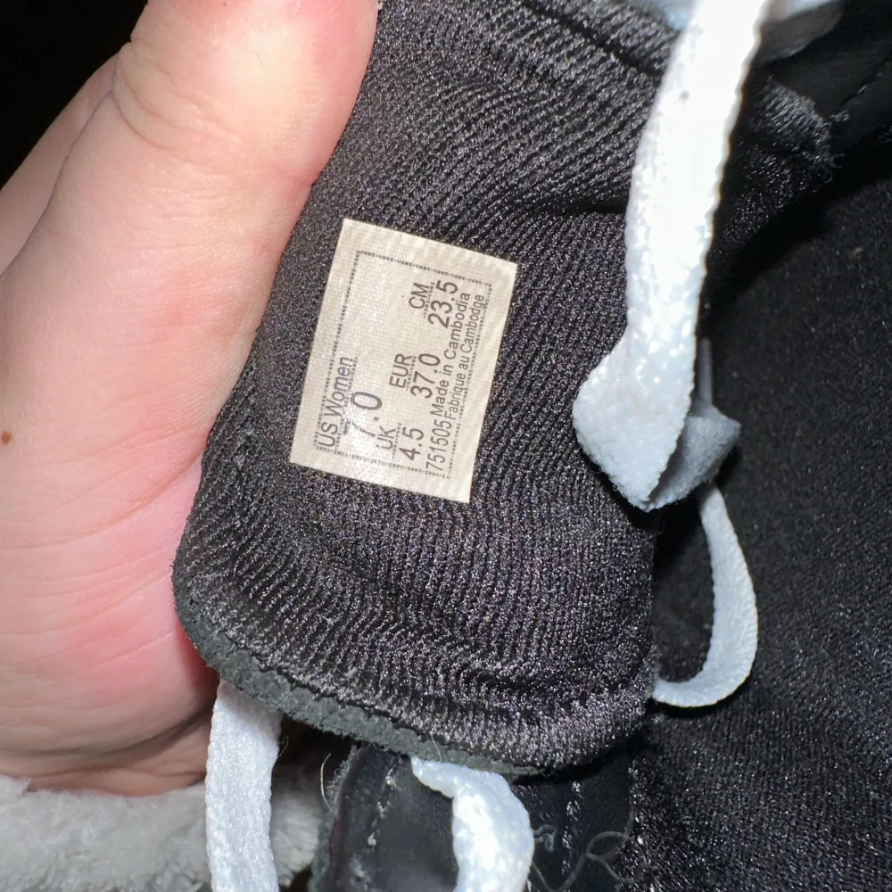 Ett par Vans skor i nyskick. Aldrig använda endast testa dom på en gång, legat i kartongen sedan dess. Nypris 850kr. Skor.