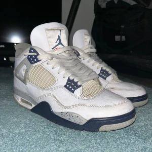 Jordan 4 midnight navy strl 44 - Fint, använt skick. Väl omhändertagna. Något slitna på undersida. Se bild. 